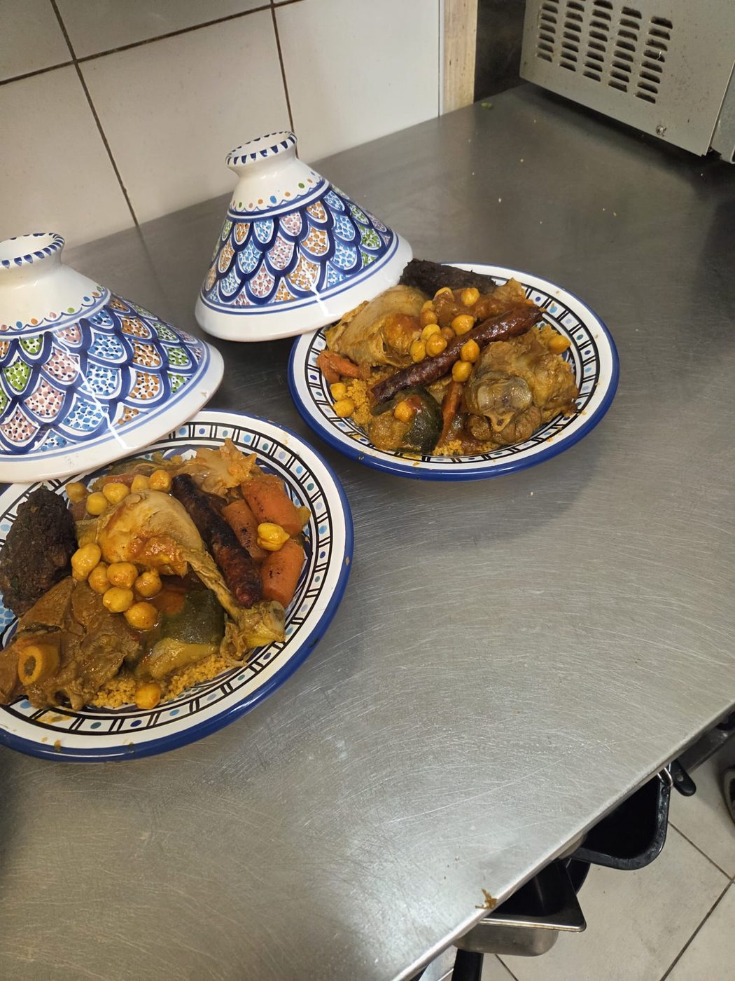 Couscous royal en plat de céramique